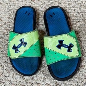 Under armor youth boys size 4 slides